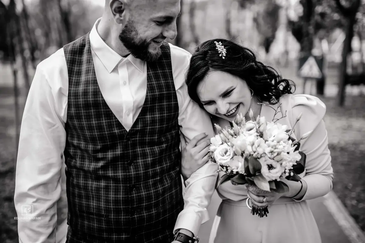 Bride and groom wedding photography tips