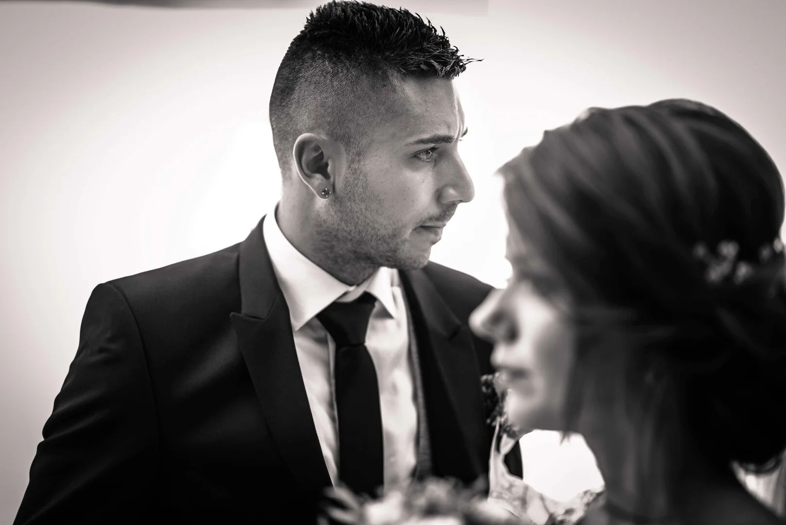 Bride and groom wedding photography tips